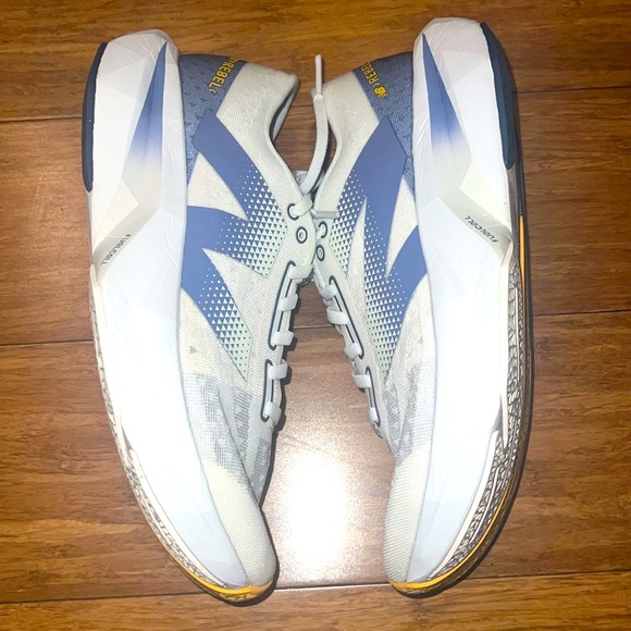 New Balance Women’s Size 9 FuelCell Rebel 4. - Picture 2 of 6